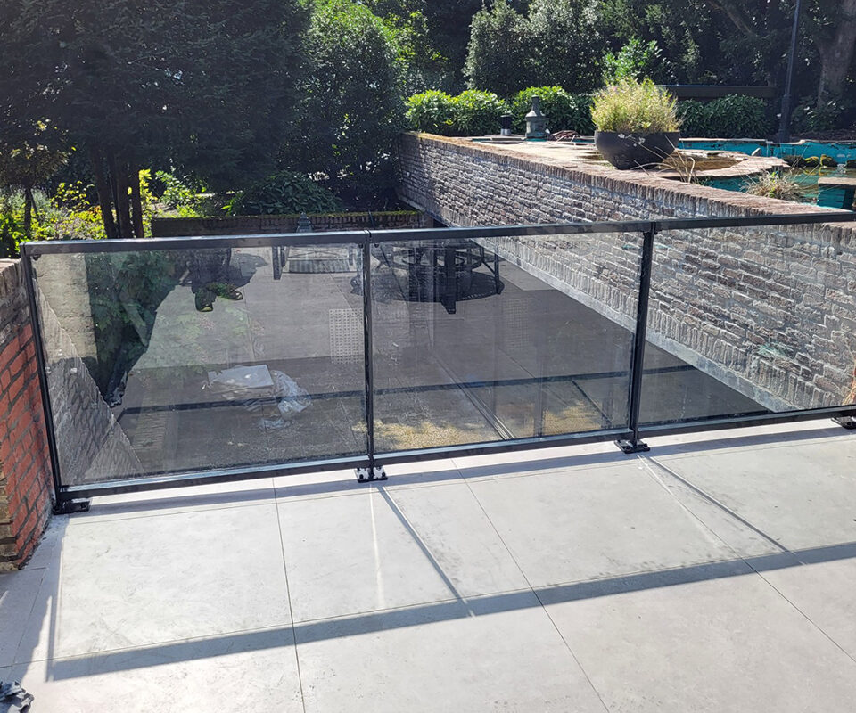 Glazen Balustrade Langs Dakrand: Veiligheid en Stijl op Hoog Niveau