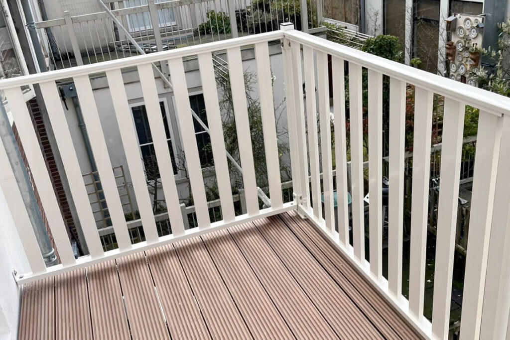 Aluminium balustrade op balkon plaatsen