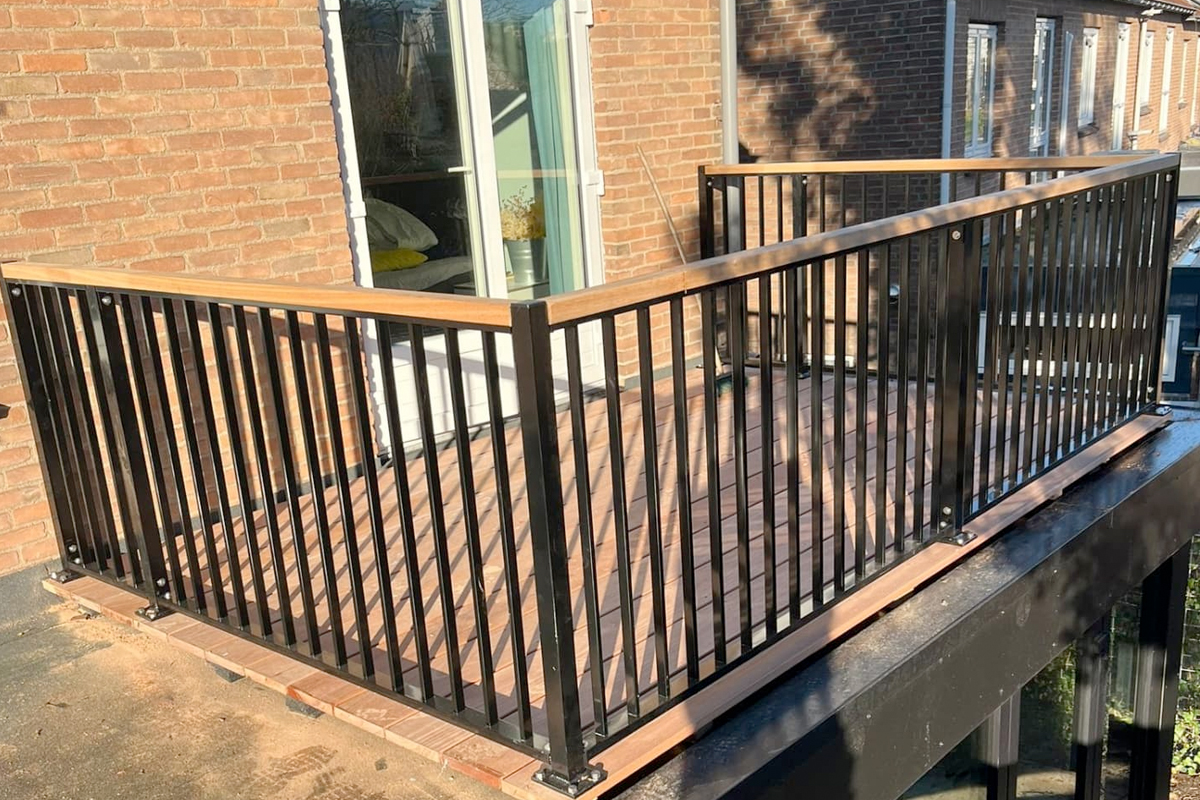 Balustrade met houten handregel