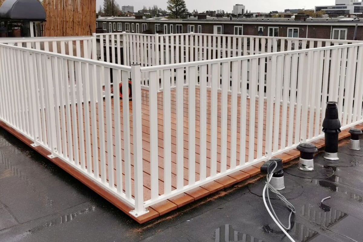 Dakterras hekwerk vervangen: waarom en hoe?