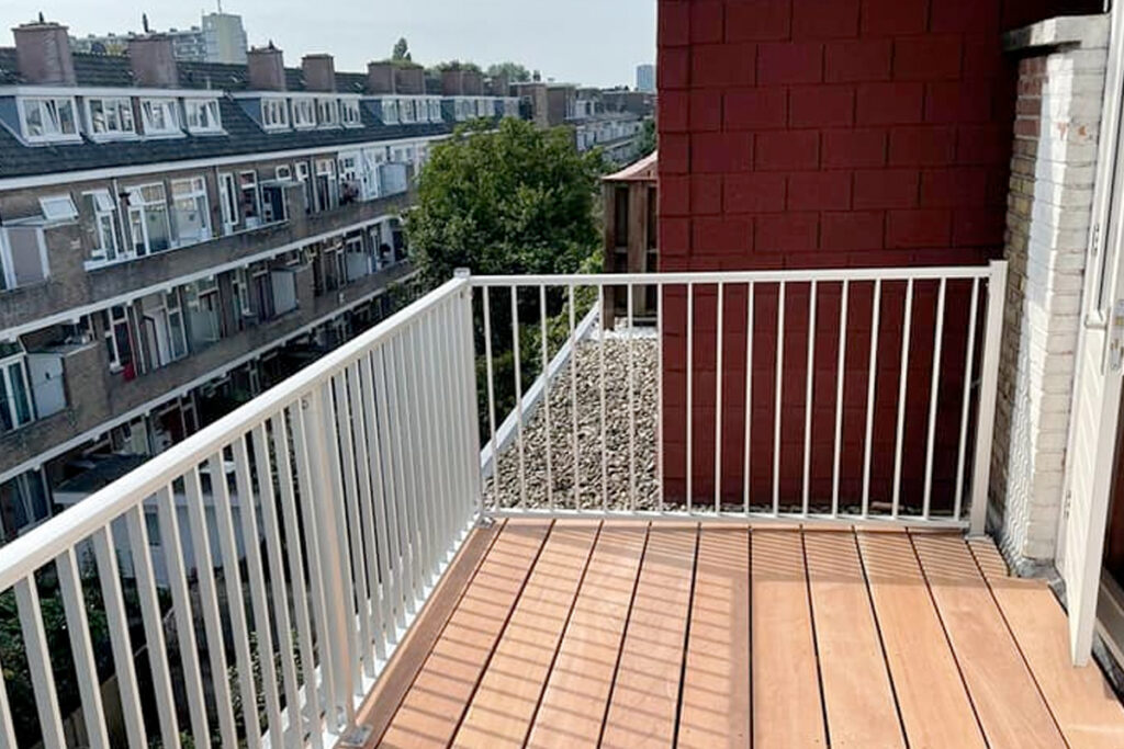 Kan ik van een plat dak een balkon maken