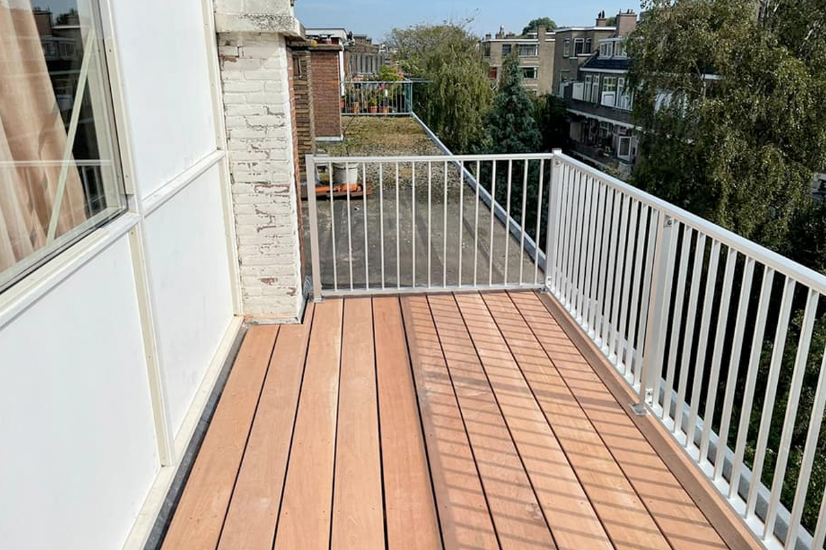 Kan ik van mijn plat dak een balkon maken?