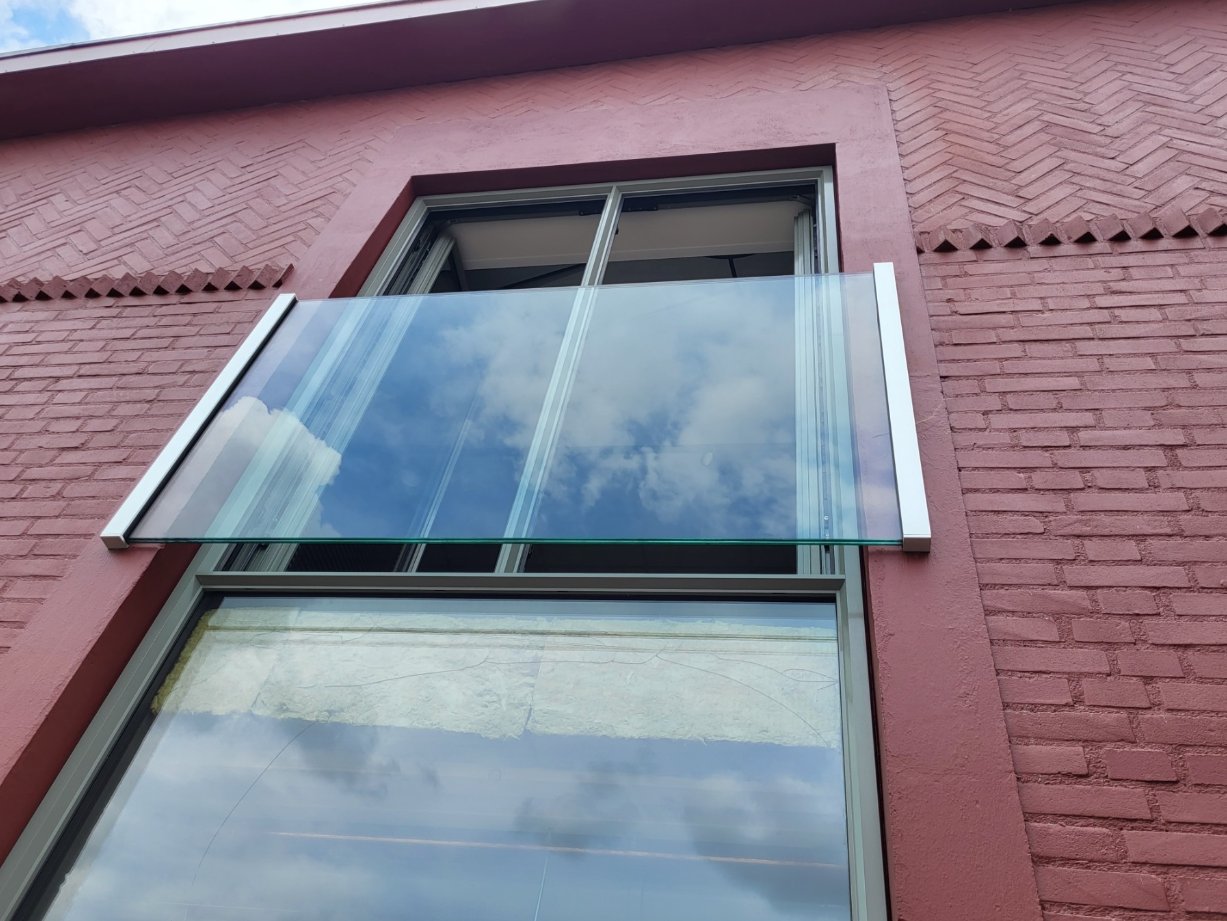 Frans balkonhek met glas
