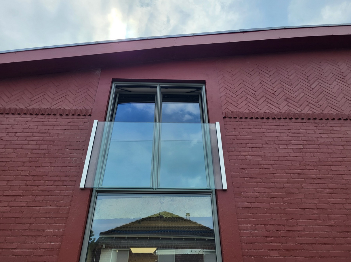 Frans balkonhek met glas
