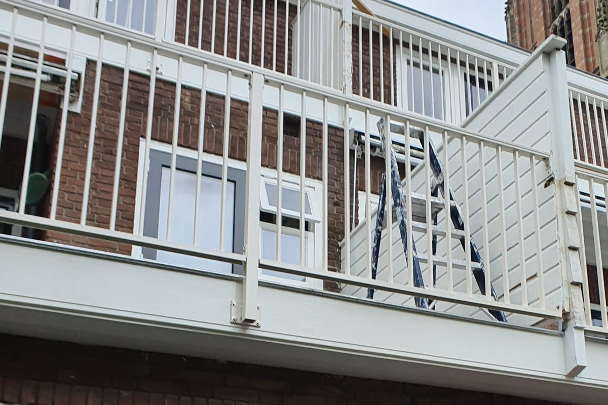 Balkonhekwerk zelf plaatsen: Zo pak je het aan!