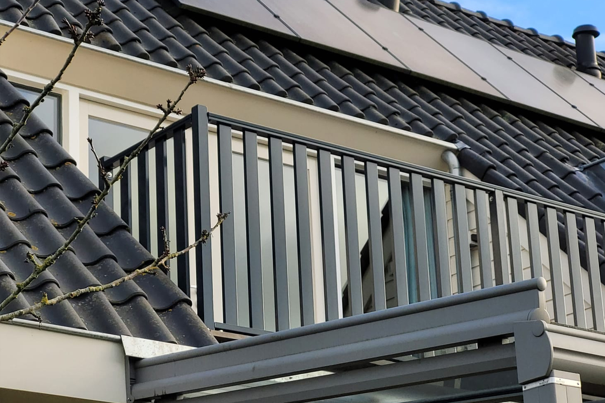 Hoe hoog moet jouw balkonreling zijn? Veiligheid voorop!