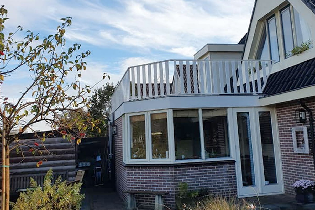 Zelf een balkon op een uitbouw maken: zo doe je dat