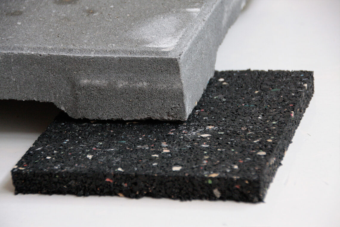 Rubberen tegeldragers op een bitumen dak