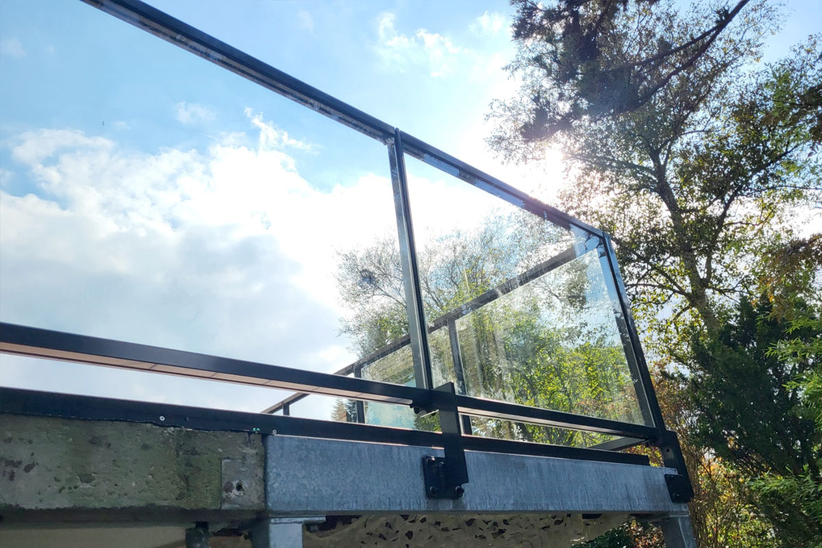 De Kracht van Gehard Glas in Balustrades: Waarom Het Zo Sterk Is