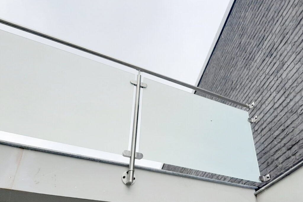 Glazen balustrade en kinderen huisdieren