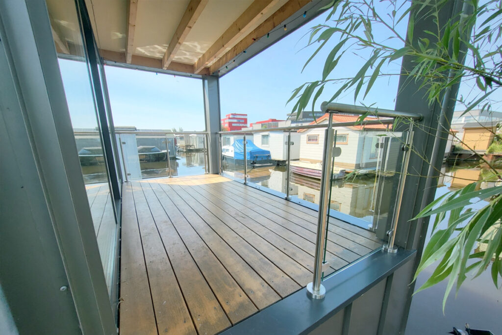 Glazen balustrade op dakterras en balkon