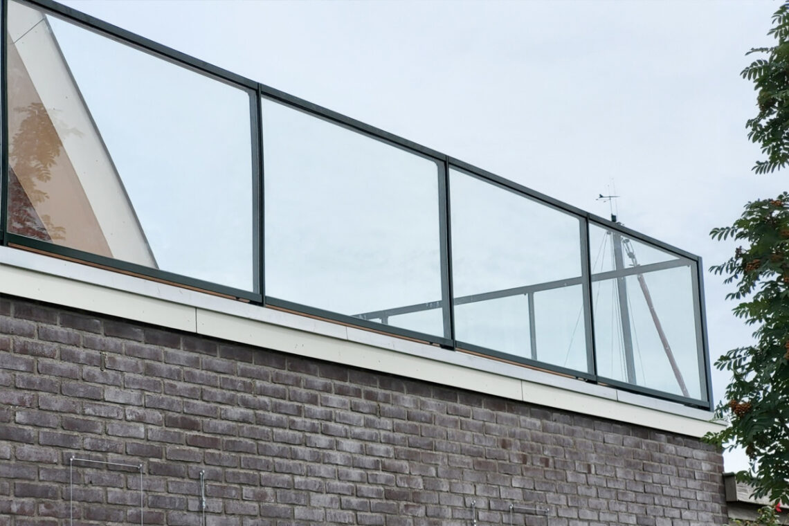 Glazen balustrade op dakterras en balkon