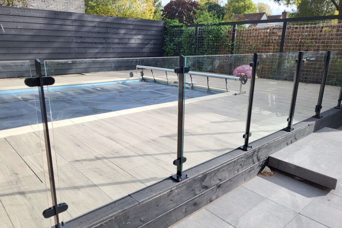 glazen balustrades rondom zwembaden