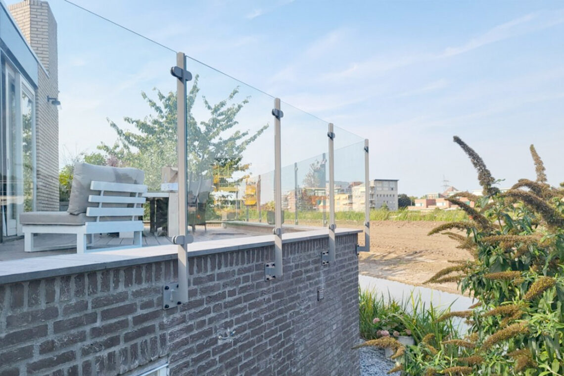 hoe wordt een glazen balustrade geïnstalleerd