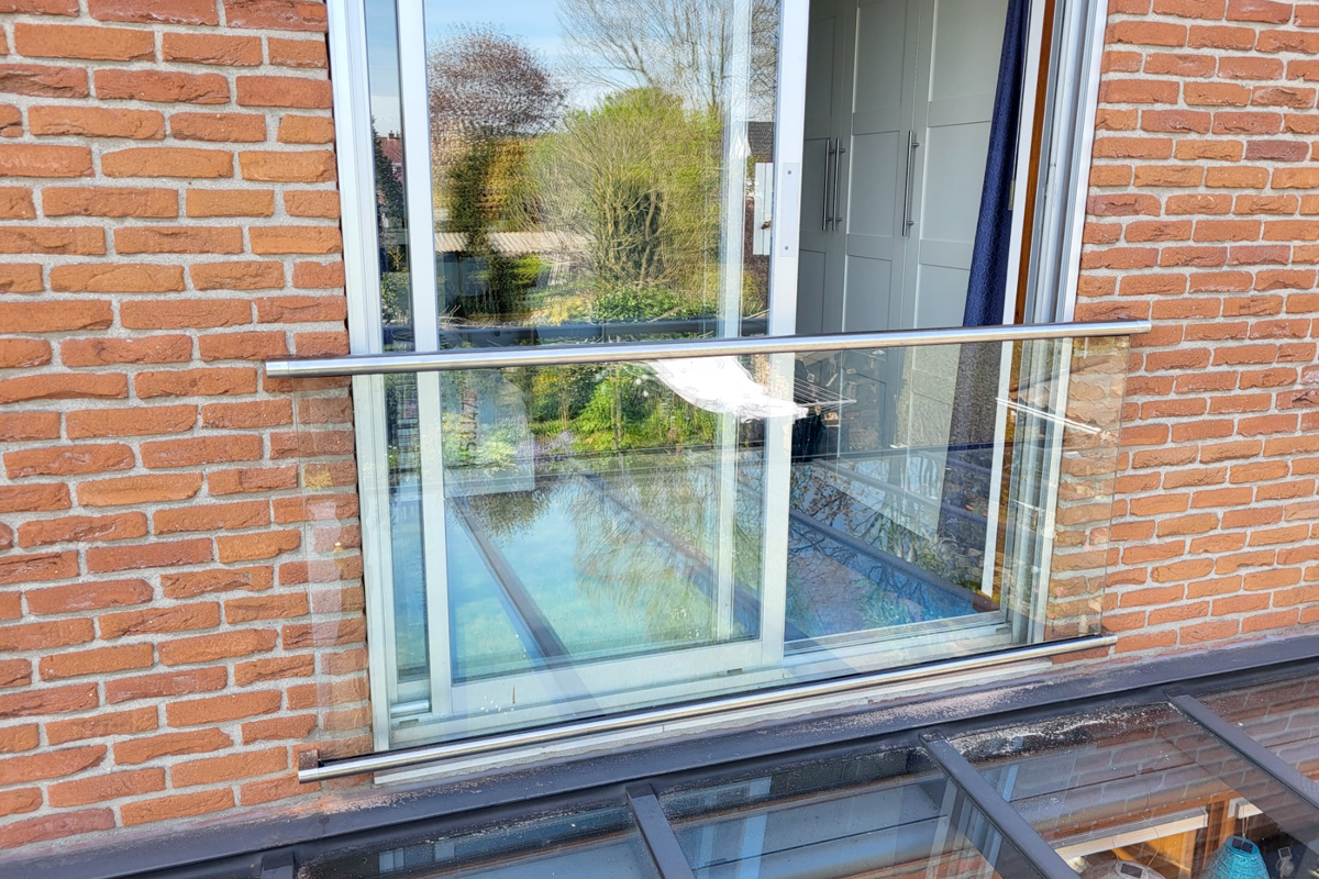 Een Frans balkonhek met glas en RVS: stijlvol en veilig