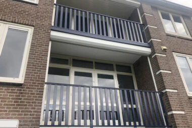 Aluminium hek op balkon