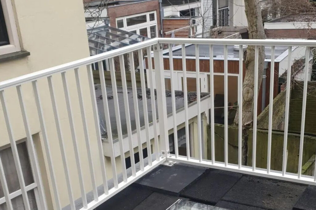 Aluminium hek op balkon