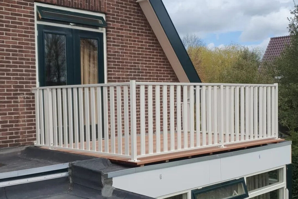 Balkonhekwerk bevestigen