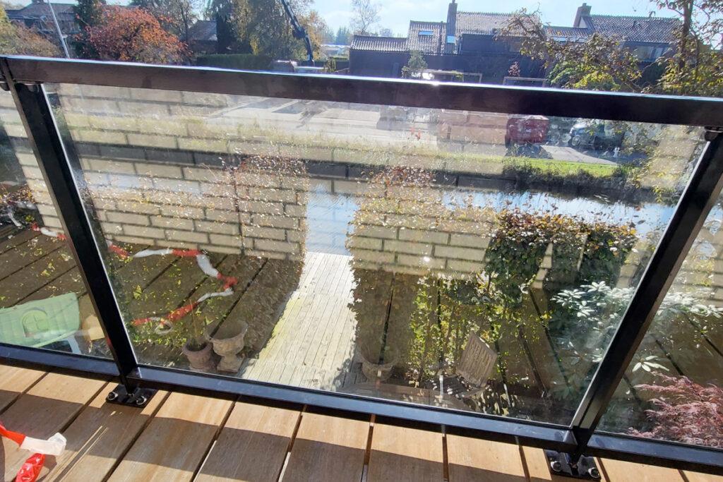 Balkonhekwerk met glas