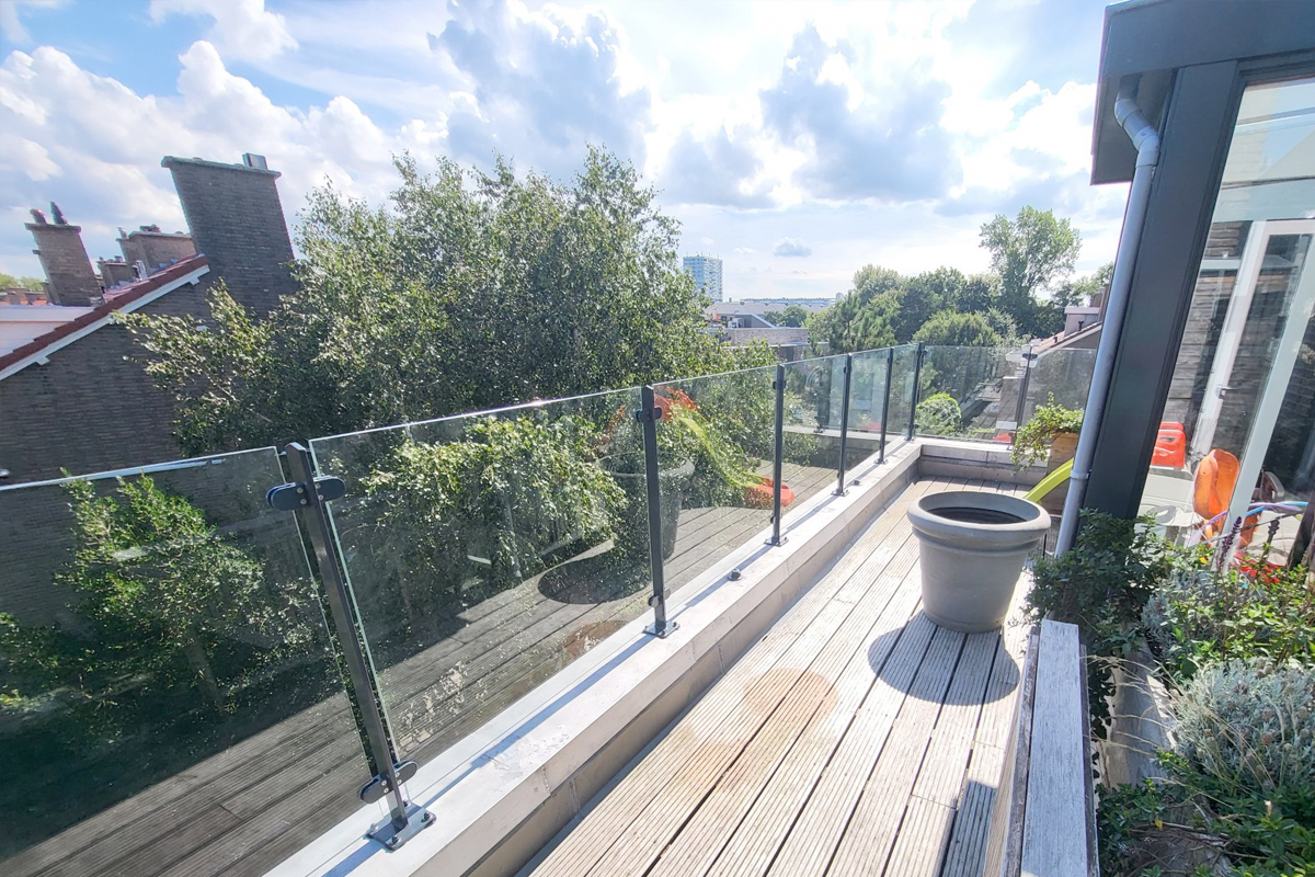 Balkonhekwerk met glas laten installeren: stijl en zekerheid in één