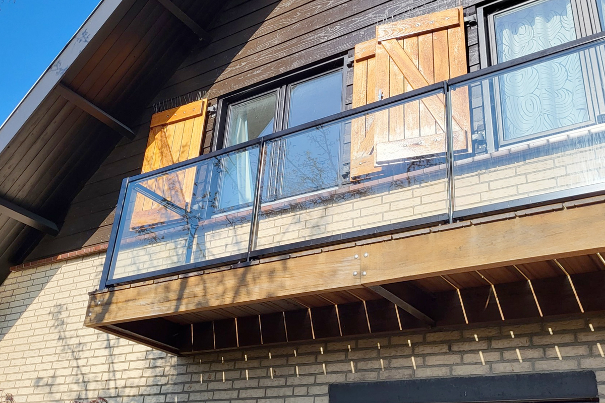 Balkonhekwerk met glas laten plaatsen: stijl en veiligheid gecombineerd