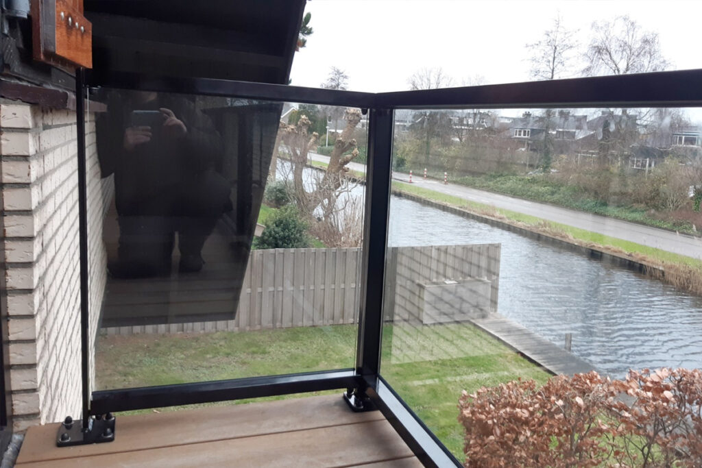 Balkonhekwerk met glas laten plaatsen