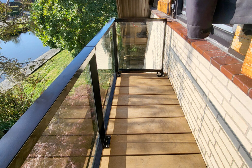 Balkonhekwerk met glas op maat