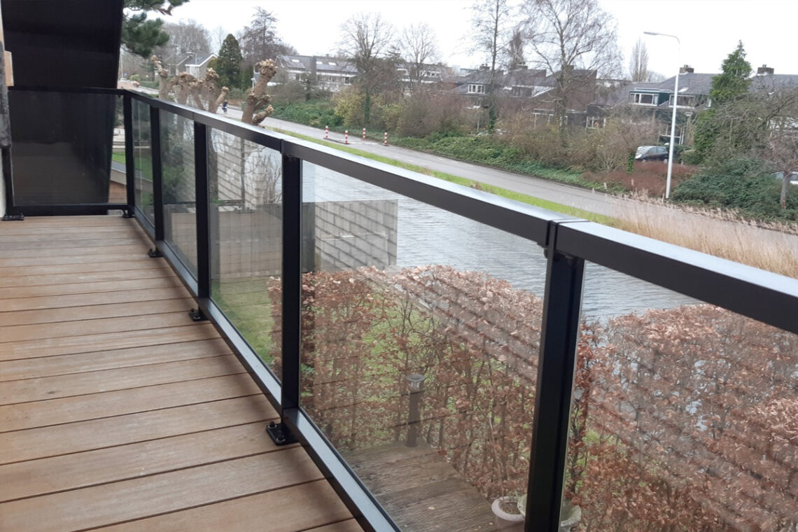 Balkonhekwerk met glas op maat