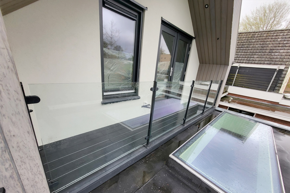 Wat zijn de prijzen van een balkonhekwerk met glas?