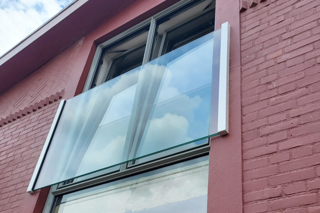 Frans balkonhek met glas