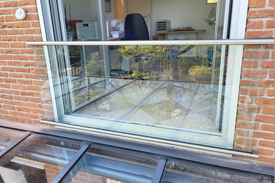 Frans balkonhek met glas bestellen