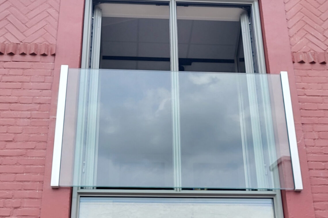 Frans balkonhek met glas doe het zelf