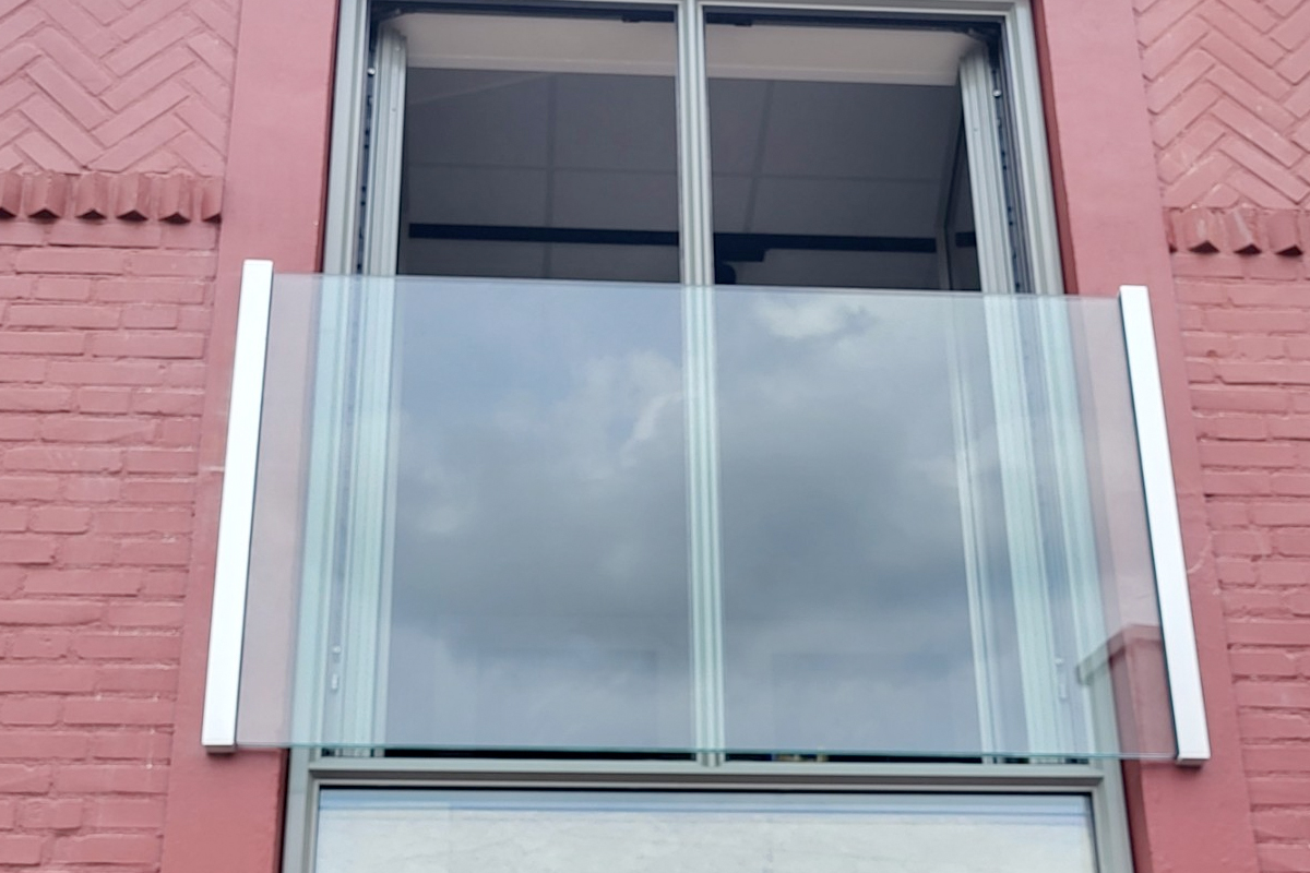 Zelf een Frans balkonhek met glas plaatsen: waar let je op?