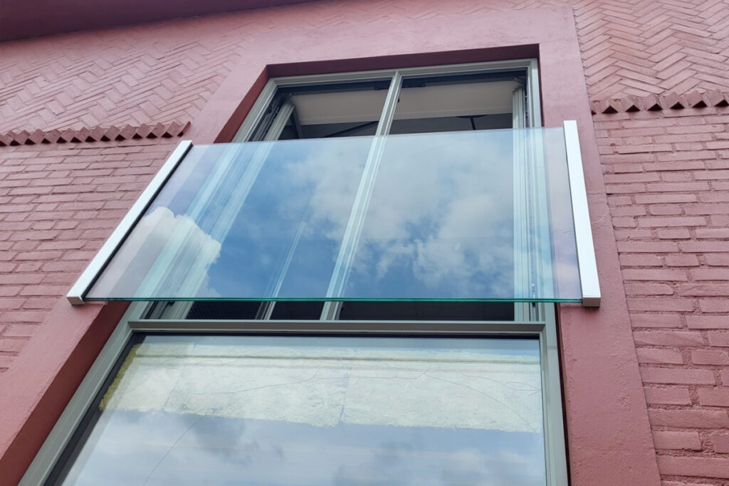 Frans balkonhek met glas doe het zelf