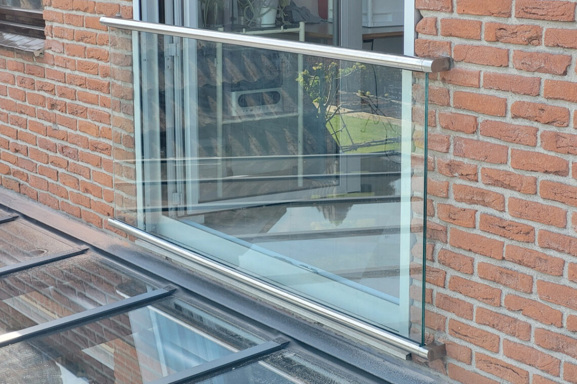 Frans balkonhek met glas laten plaatsen