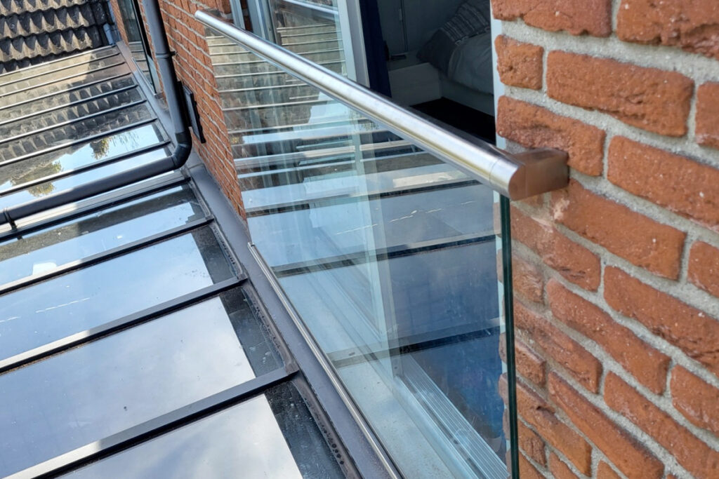 Frans balkonhek met glas laten plaatsen