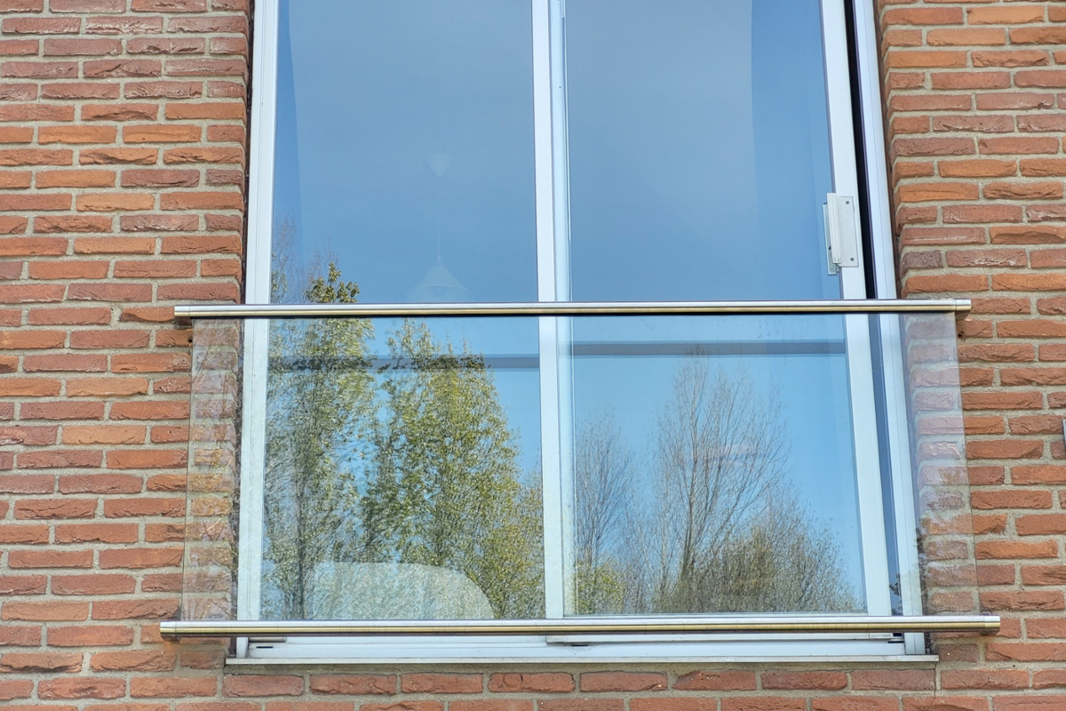 Een Frans balkonhek met glas op maat: stijlvol, veilig en volledig naar wens
