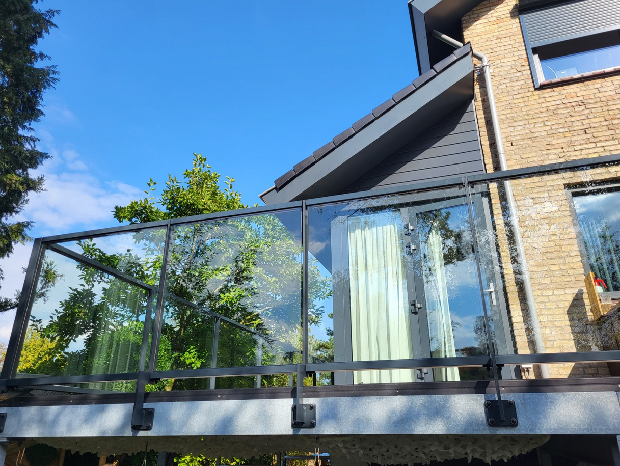 Een glas balustrade laten maken: strak design en optimale veiligheid