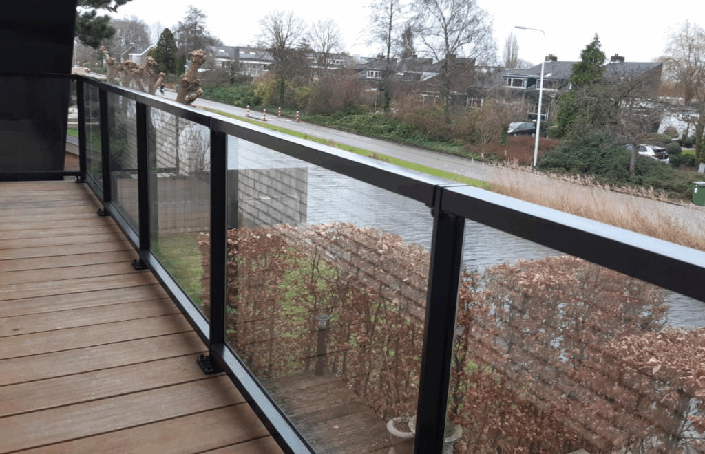 glas balustrade op balkon