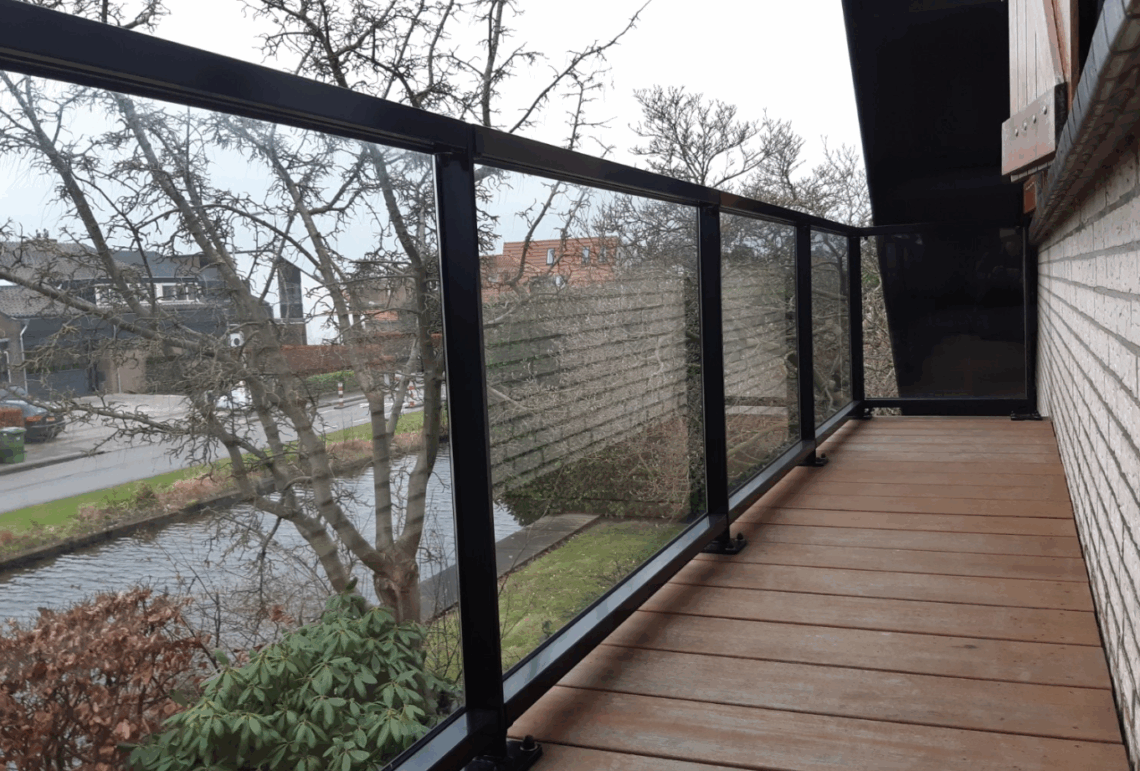 glas balustrade op balkon