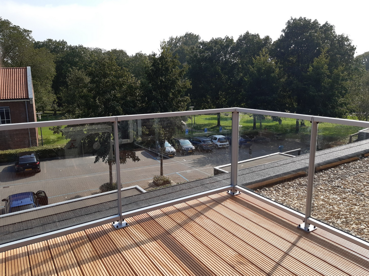 Een glas balustrade voor buiten: stijl en veiligheid in één