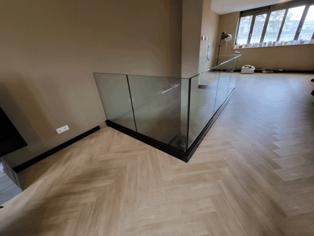 Glazen balustrade details