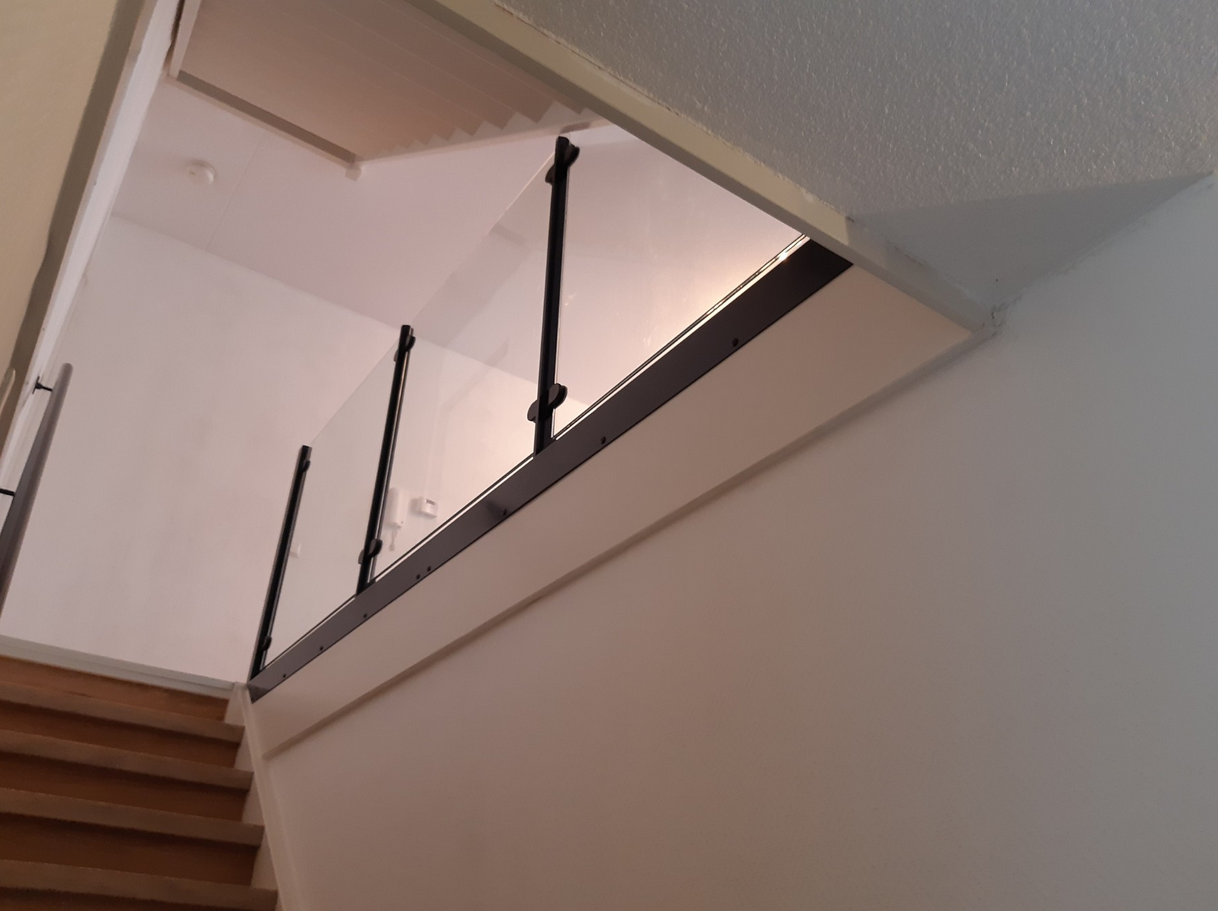 Glazen balustrade langs het trapgat: stijlvol en veilig