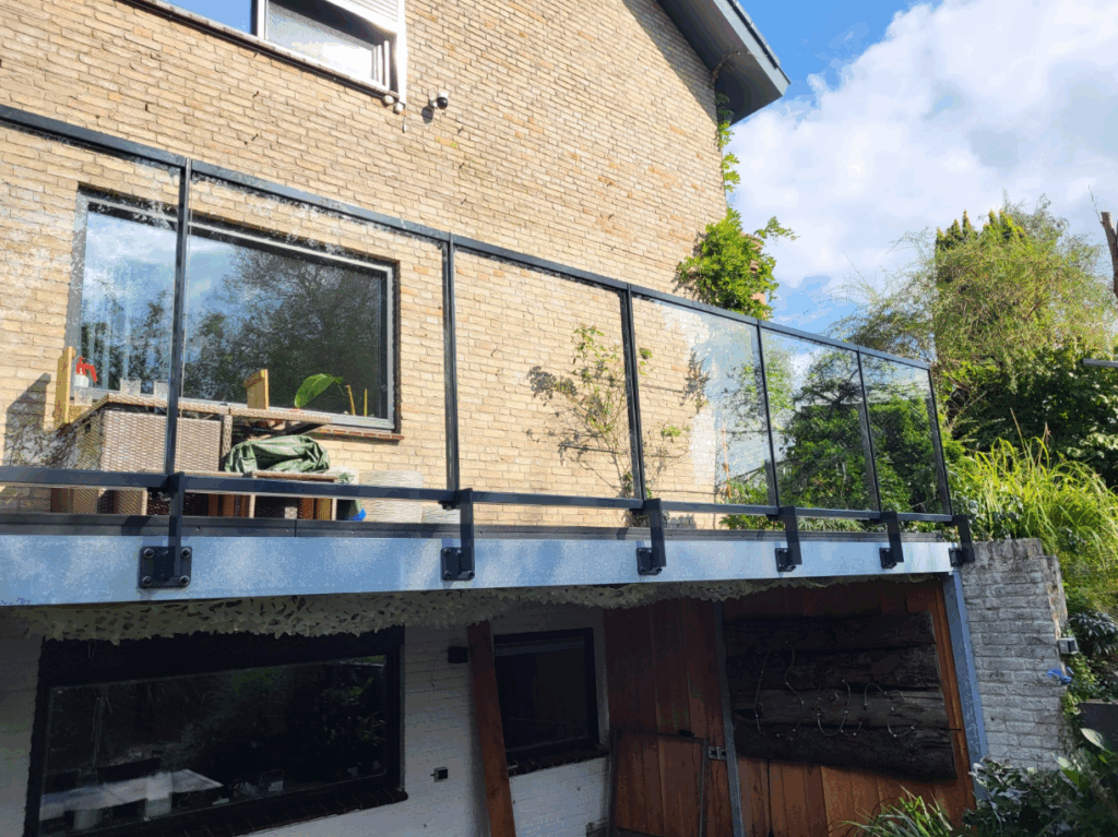 Glazen balustrade laten plaatsen