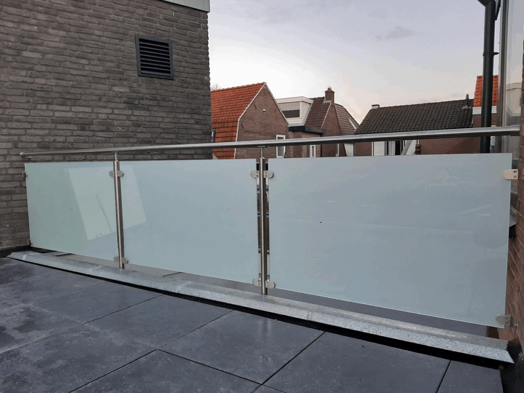 Glazen balustrade met matglas