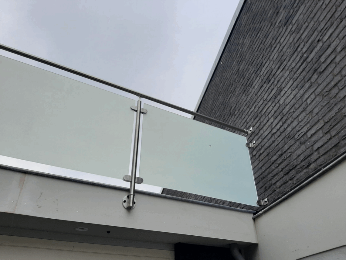 Glazen balustrade met matglas