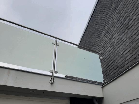 Glazen balustrade met matglas