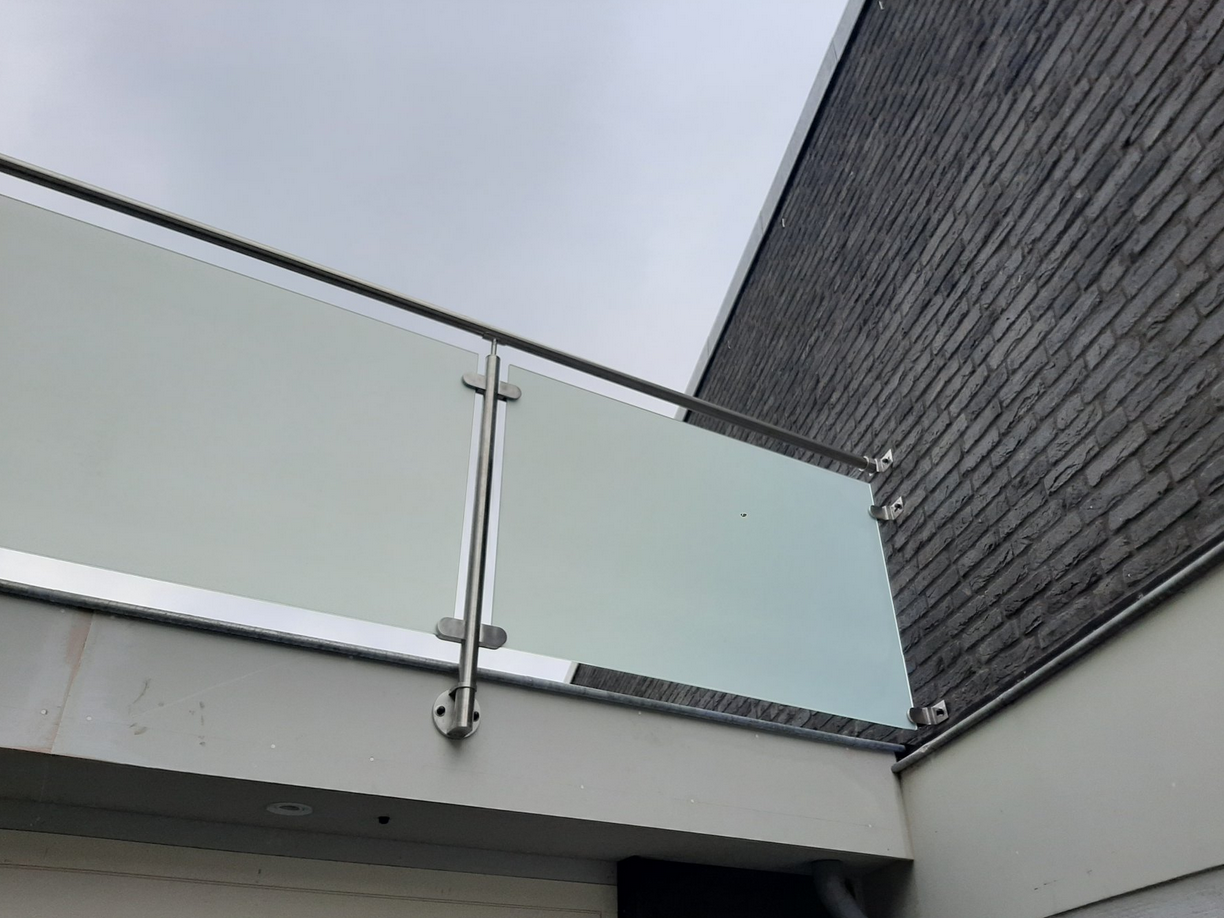 Glazen balustrade met matglas: stijl en privacy in één