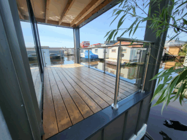 Glazen balustrade op woonboot