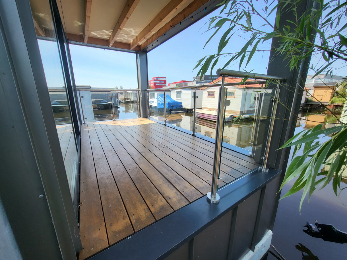 Een glazen balustrade op je woonboot: modern en veilig